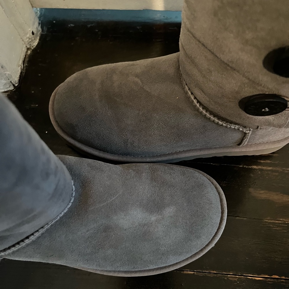 Ugg Bailey Button Triple. - image 5